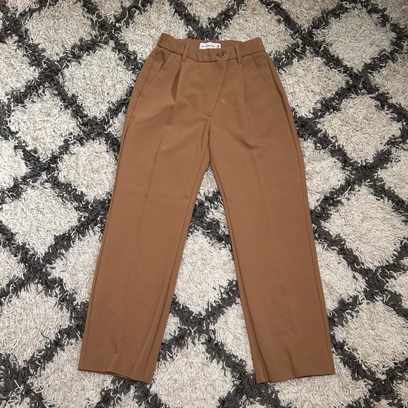 NWOT A&F Tailored Relaxed Straight Pant w/ Criss Cross Waist in Camel Brown - Picture 3 of 5